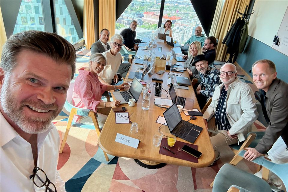 Selfie med gruppen runt bordet